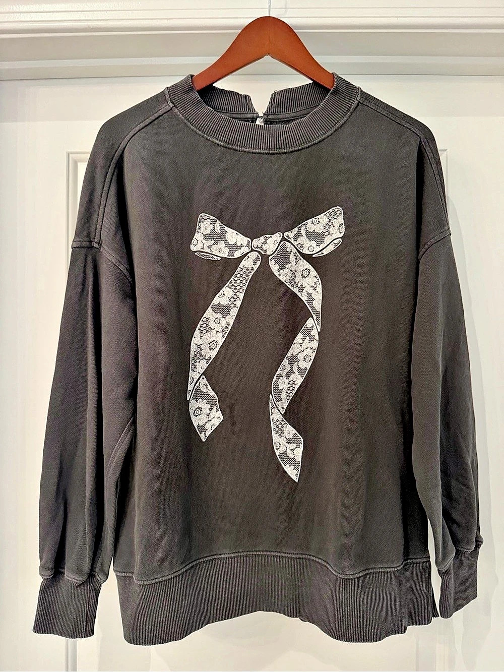 Aerie Bug Chill Bow Print Sweatshirt in Charcoal Gray; Size XXS